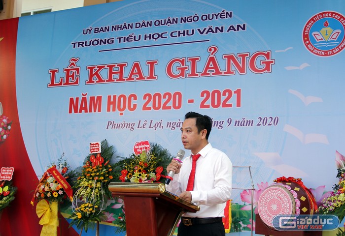 Thầy giáo Vũ Văn Hùng, Phó hiệu trưởng Trường Tiểu học Chu Văn An đọc thư của Bác Hồ, thư của Tổng Bí thư, Chủ tịch nước (Ảnh: Lã Tiến)