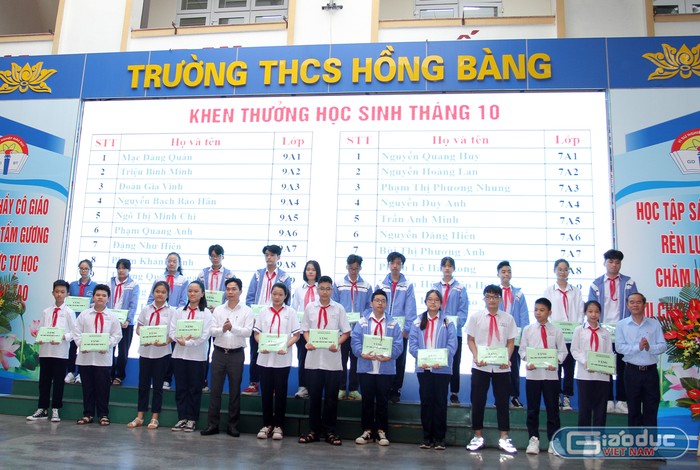 Các em học sinh đạt thành tích xuất sắc trong tháng 10 được khen thưởng (Ảnh: Lã Tiến)