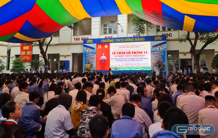 Toàn thể cán bộ, giáo viên, nhân viên và học sinh nhà trường tích cực hưởng ứng lời kêu gọi ủng hộ miền Trung ruột thịt (Ảnh: Lã Tiến)