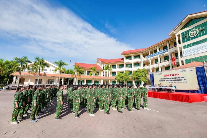 Hiệu trưởng Trường Trung học phổ thông Lê Quý Đôn phủ nhận việc nhà trường thu tiền học sinh để đưa học sinh đi học Giáo dục quốc phòng tập trung (Ảnh: Phụ huynh cung cấp)