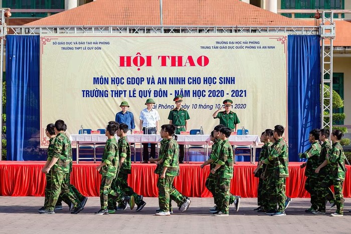 Trường Trung học phổ thông Lê Quý Đôn (Hải Phòng) đưa học sinh học tập trung 1 tuần môn Giáo dục quốc phòng và an ninh (Ảnh: Phụ huynh cung cấp)