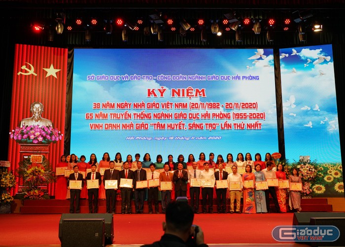 Các cá nhân có thành tích xuất sắc trong năm học 2019-2020 nhận bằng khen của Ủy ban nhân dân thành phố (Ảnh: Lã Tiến)