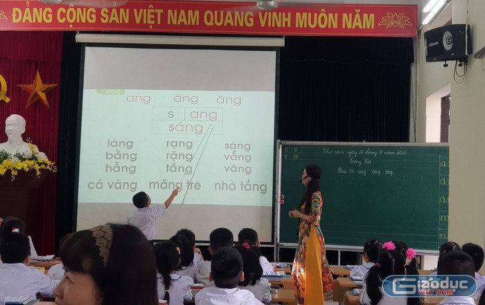 Phần lên lớp minh họa của cô giáo Hoàng Thị Thúy và các em học sinh lớp 1A7 thực hiện (Ảnh: DT)