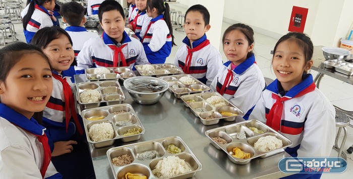 Học sinh được ăn bán trú tại trường bảo đảm an toàn vệ sinh thực phẩm, đủ dinh dưỡng theo tiêu chuẩn (Ảnh: Lã Tiến)