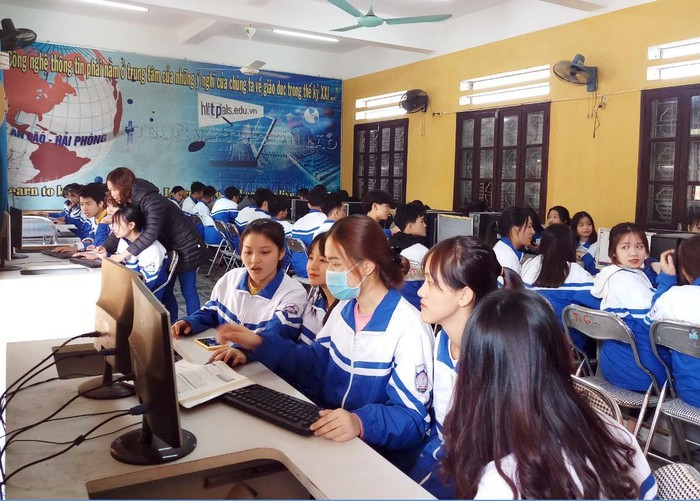 Học sinh Trường Trung học phổ thông An Lão trong tiết học công nghệ thông tin (Ảnh: CTV)