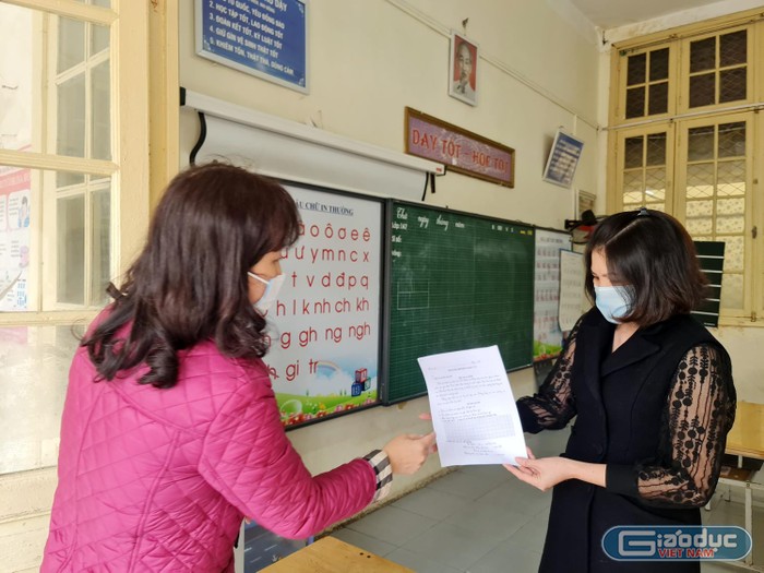 Các cô giáo Trường Tiểu học Nguyễn Thị Minh Khai phát bài tập phô tô cho phụ huynh (Ảnh: Lã Tiến)