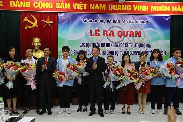 Các học sinh, giáo viên Hải Phòng đoạt giải quốc gia được thưởng lớn (Ảnh: Lã Tiến)