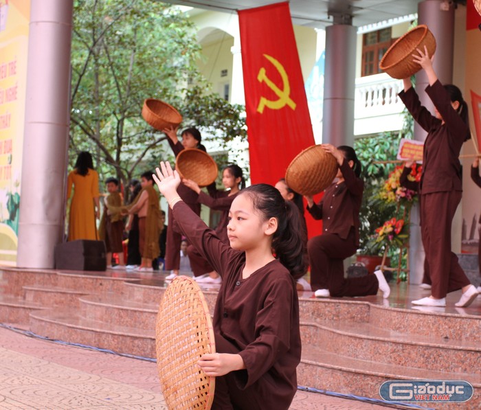 Tiếp đó, quá trình hình thành, tạp dựng cuộc sống của nhân dân các làng, xã trên địa bàn Ngô Quyền được gợi nhắc lại một cách chân thực thông qua những hoạt cảnh. (Ảnh: Phương Linh)