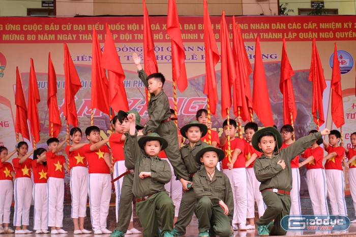 Xuyên suốt chương trình là những hoạt cảnh sinh động, công phu tái hiện các sự kiện, dấu mốc quan trọng trong lịch sử hình thành và phát triển của quận Ngô Quyền. (Ảnh: Phương Linh)