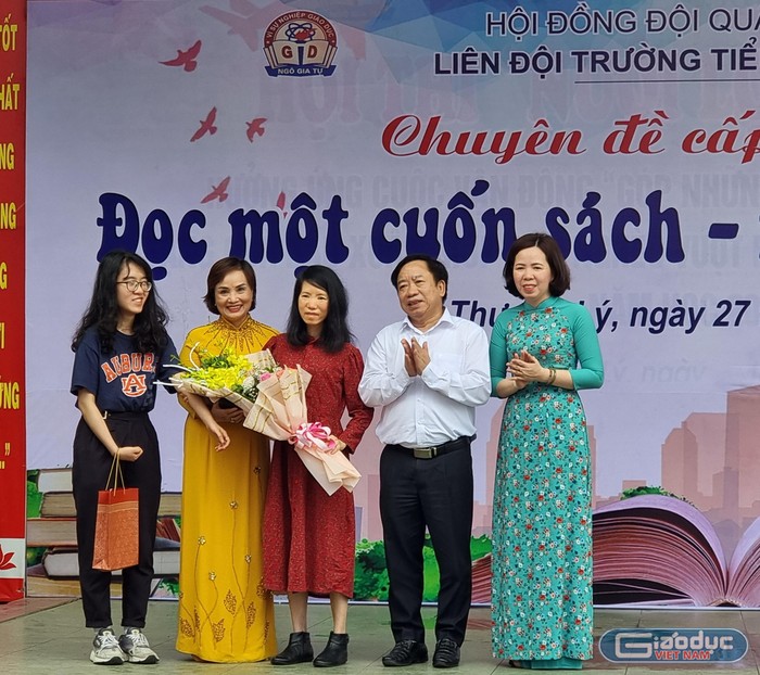 Phó Giám đốc Sở Giáo dục và Đào tạo Hải Phòng tặng hoa cho cô Nguyễn Bích Lan (Ảnh: Phương Linh)
