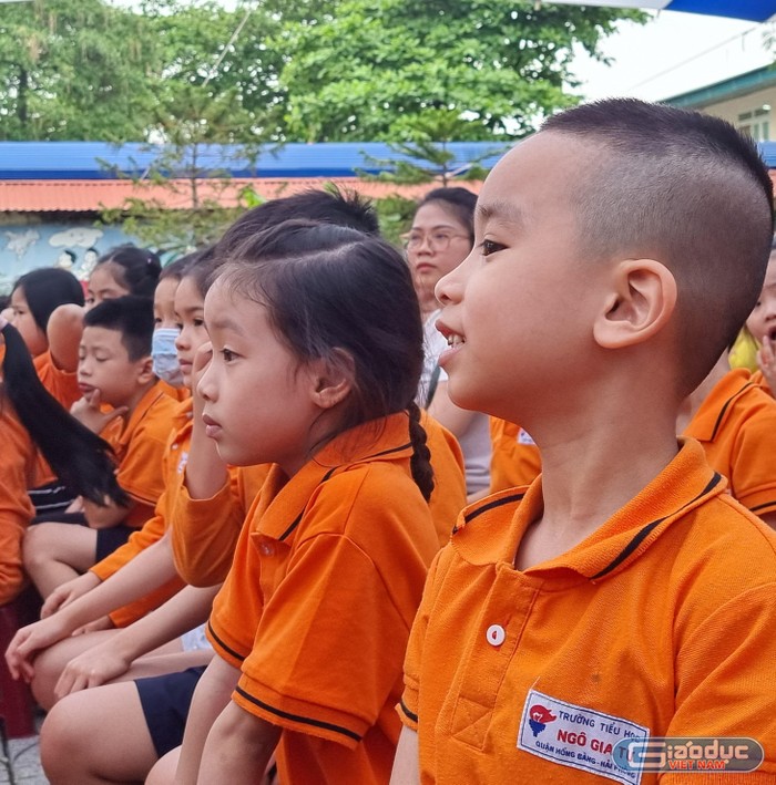 Các em học sinh chăm chú lắng nghe những chia sẻ của cô Nguyễn Bích Lan (Ảnh: Phương Linh)