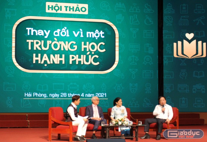 Phó Giám đốc Sở Giáo dục và Đào tạo Hải Phòng giải đáp câu hỏi của Hiệu trưởng trường Mầm non Sở Dầu (Ảnh: Phương Linh)