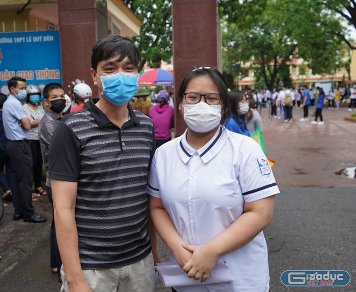 Có mặt từ sớm tại điểm thi Trường Trung học phổ thông Lê Quý Đôn, thầy giáo Lê Thanh Bình – giáo viên Trường Trung học cơ sở Lê Lợi cho biết: “Năm nay rất đặc biệt bởi đây là kỳ thi lớn đầu tiên đối với học sinh cấp 2, dấu mốc quan trọng và lại diễn ra trong bối cảnh dịch bệnh. Theo đó, học sinh sẽ tâm lý hơn, đến tận tối hôm qua nhiều học sinh gọi điện cho tôi chia sẻ việc áp lực không ngủ được. Biết được tâm lý của học sinh không ổn định, tôi đến tận điểm thi để động viên các cháu. Được nhìn thấy thầy, cô học sinh sẽ vững tâm lý hơn để tham gia thi. Tôi nhắn nhủ các cháu bình tĩnh, tự tin và chủ động trong quá trình làm bài thi” (Ảnh: Phương Linh)