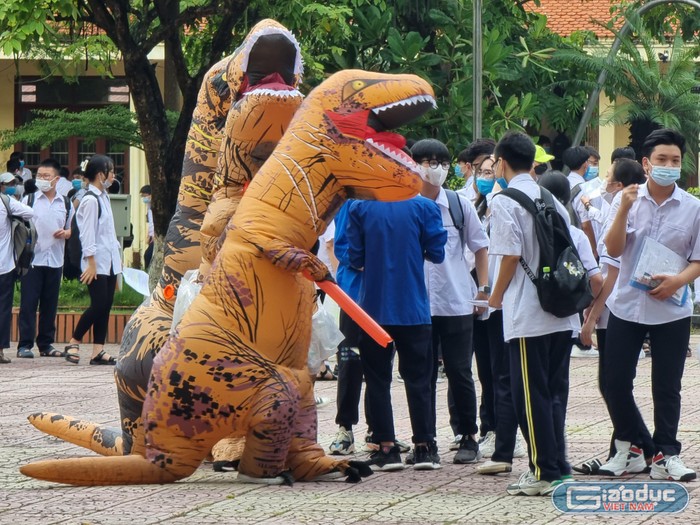 Để giảm áp lực khi tham gia môn thi đầu tiên và cổ vũ cho các thí sinh, học sinh Trường Trung học phổ thông Lê Quý Đôn hóa trang thành những chú khủng long ngộ nghĩnh (Ảnh: Phương Linh)