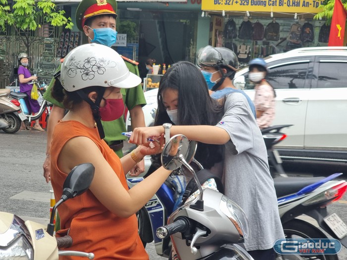 Đưa con đến tham dự thi, một phụ huynh có con học Trường Trung học cơ sở Võ Thị Sáu chia sẻ: “Phụ huynh nào cũng vậy, đưa con đến tham dự một kỳ thi quan trọng đều trong tâm thế hồi hộp, lo lắng. Tuy nhiên, dù có lo lắng như thế nào thì việc học và kiến thức là ở con còn tôi cố gắng chăm lo cho con có một tinh thần tự tin khi vào phòng thi. Dặn con đọc kỹ đề, làm hết mình để có thành tích tốt nhất” (Ảnh: Phương Linh)