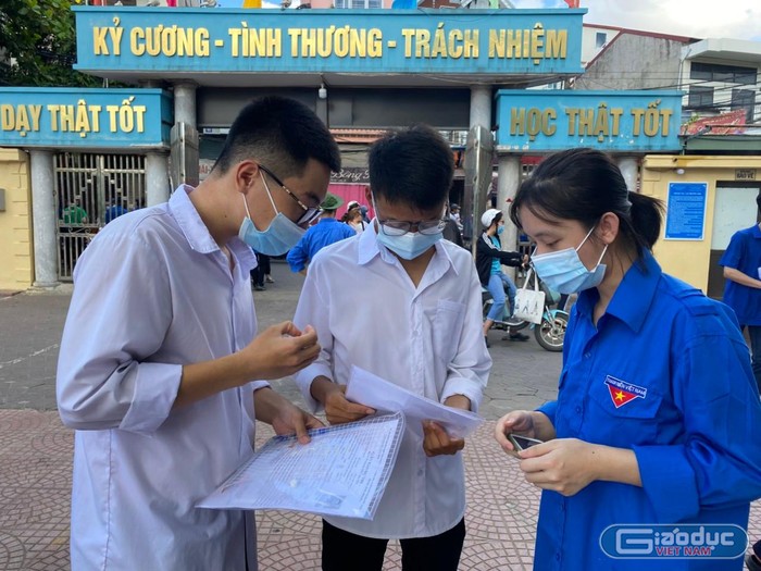 Ghi nhận thêm tại Hội đồng thi Trường Trung học phổ thông Trần Nguyên Hãn, lực lượng thanh niên tình nguyện hỗ trợ các thí sinh tới làm thủ tục (Ảnh: Lã Tiến)