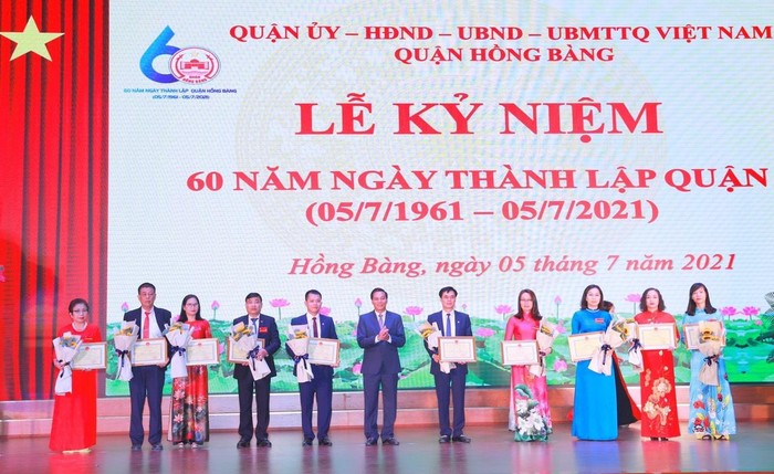 cô giáo Trần Thị Khương được Chủ tịch Ủy ban Nhân dân Thành phố tặng Bằng khen vì đã có thành tích xuất sắc, có nhiều đóng góp trong sự nghiệp xây dựng và phát triển quận Hồng Bàng (Ảnh: NVCC)