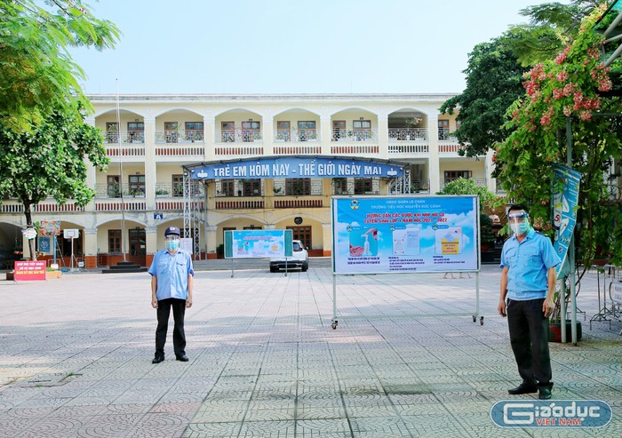 Theo ghi nhận của phóng viên vào ngày 26/7, các trường trung học cơ sở và tiểu học trên địa bàn thành phố Hải Phòng bắt đầu triển khai Kế hoạch Tuyển sinh các lớp đầu cấp năm học 2021 – 2022. Để đảm bảo công tác tuyển sinh theo đúng tiến độ, đồng thời đảm bảo các biện pháp an toàn phòng chống dịch Covid-19, các trường đưa ra hai phương án đăng ký trực tuyến và trực tiếp tại trường để phụ huynh linh hoạt lựa chọn (Ảnh: Phương Linh)