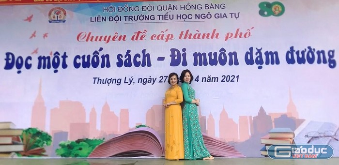 Cô giáo Ngọc Anh (bên trái) luôn đi đầu trong nâng cao chất lượng giáo dục và đổi mới phương pháp quản lý (ảnh: NVCC)