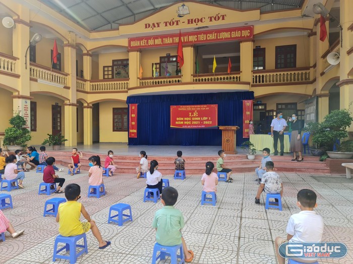 Trao đổi với phóng viên Tạp chí Điện tử Giáo dục Việt Nam, thầy Đoàn Minh Phương - Hiệu trưởng Trường Tiểu học Chu Văn An (thị trấn Cát Bà, huyện Cát Hải) cho biết: &quot;Để chuẩn bị cho ngày tựu trường của học sinh lớp 1, nhà trường biên chế lớp học thành 3 lớp với sĩ số 85 học sinh, mỗi lớp 28 học sinh. Về cơ sở vật chất, các lớp đã đảm bảo bàn ghế, đồ dùng học tập, sách giáo khoa, vở và các phương tiện đáp ứng chương trình giáo dục phổ thông 2018. Để đảm bảo an toàn phòng, chống dịch, nhà trường triển khai thực hiện nghiêm chỉnh theo khuyến cáo 5K. Bố trí giáo viên, nhân viên khử khuẩn, đo thân nhiệt và nhắc nhở việc đeo khẩu trang trước khi vào trường. Nhà trường chia làm 2 ca đón học sinh và sắp xếp bàn ghế để đảm bảo giãn cách&quot; (Ảnh: Lã Tiến)