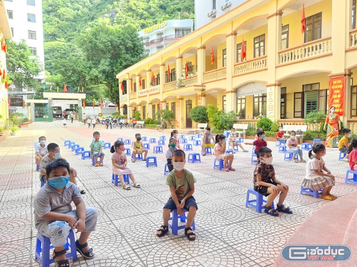 Đội ngũ giáo viên, nhân viên trường Tiểu học Chu Văn An bày tỏ bản thân rất háo hức, mong chờ ngày tựu trường hôm nay (Ảnh: Lã Tiến)