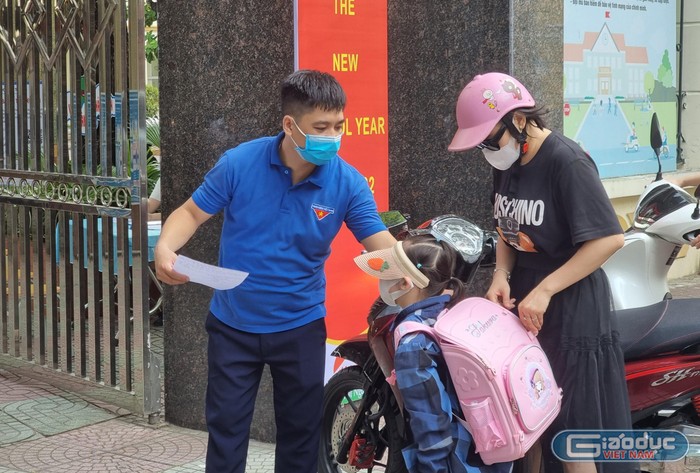 Tại trường Tiểu học Nguyễn Tri Phương (quận Hồng Bàng, Hải Phòng), giáo viên đón học sinh ngay từ cổng trường và hướng dẫn học sinh vào lớp (Ảnh: Phương Linh)