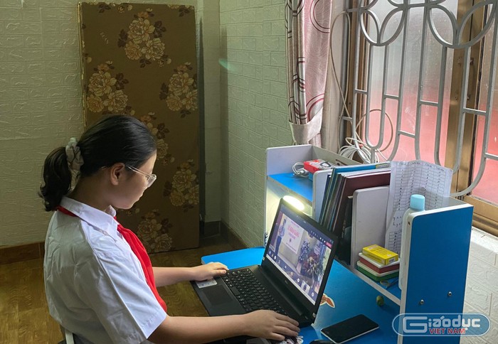 Khi học trực tuyến, việc giám sát ý thức và kết quả bài kiểm tra còn tồn tại nhiều khó khăn, vướng mắc với giáo viên (Ảnh: LT)
