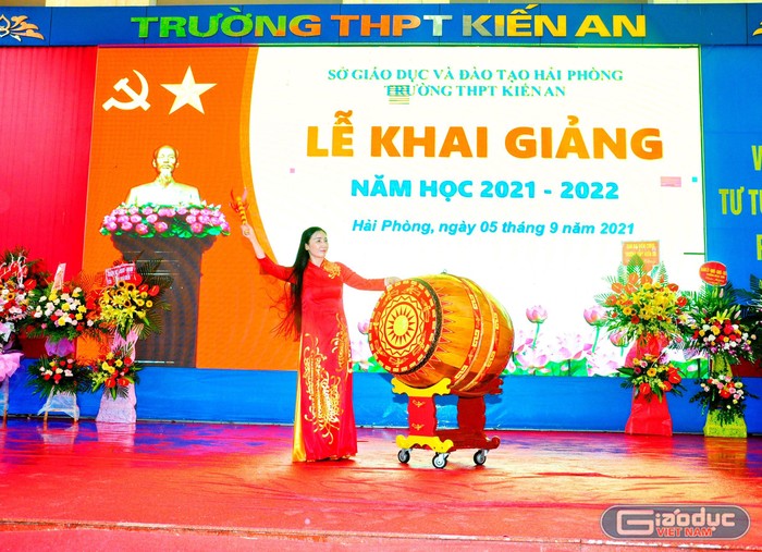 Cô giáo Nguyễn Thị Lệ, Hiệu trưởng Trường Trung học phổ thông Kiến An đánh trống khai trường (Ảnh: Nhà trường cung cấp)