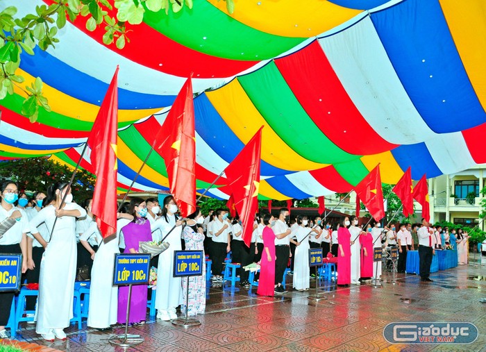 Mặc dù thời tiết không thuận lợi nhưng lễ khai giảng của nhà trường vẫn diễn ra trang trọng, ý nghĩa (Ảnh: Nhà trường cung cấp)