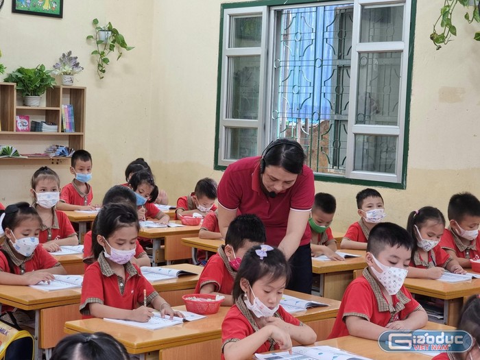 Hỗ trợ cho giáo viên, lao động ngành giáo dục cùng học sinh, sinh viên có hoàn cảnh khó khăn, cuộc sống bị ảnh hưởng bởi dịch Covid-19 (Ảnh: Phương Linh)