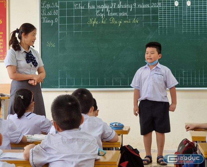 Học sinh xung phong tham gia thi kể chuyện trong tiết học Tiếng Việt (Ảnh: Phương Linh)