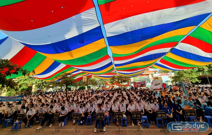 Chiều ngày 3/10, dù thời tiết nắng nóng, học sinh và giáo viên trường Trung học phổ thông Kiến An từ sớm đã có mặt để mong chờ phần chung kết của cuộc thi &quot;Nhà leo núi tương lai&quot; (Ảnh: Phương Linh)