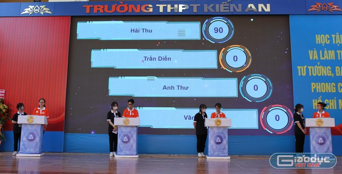 Phần thi khởi động, các thí sinh đều tự tin, thể hiện tốt khả năng ứng biến nhanh (Ảnh: Phương Linh)