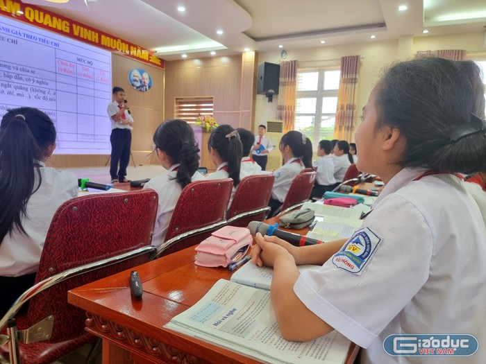 Học sinh tập trung lắng nghe câu chuyện trải nghiệm của bạn học (Ảnh: Phương Linh)