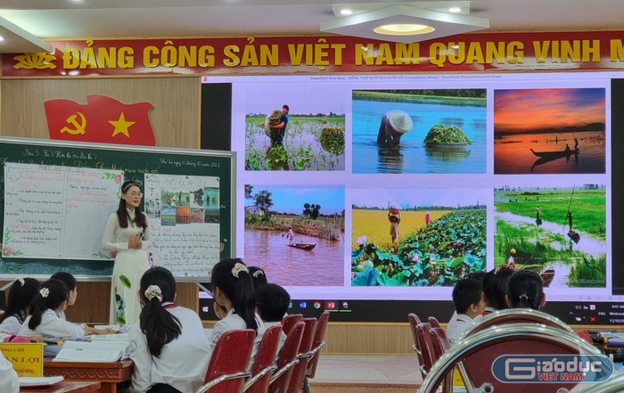 Cô giáo Thủy giới thiệu về đặc trưng vùng miền, nét đẹp văn hóa của Đồng Tháp Mười (Ảnh: Phương Linh)