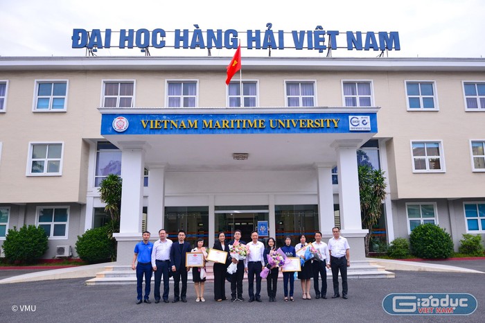 Ban giám hiệu nhà trường cùng giáo viên, sinh viên, phụ huynh chụp ảnh lưu niệm (Ảnh: CTV)