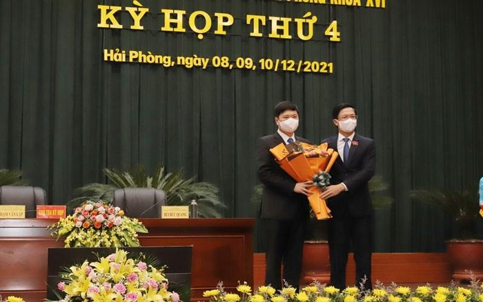 Ông Phạm Văn Lập, Chủ tịch Hội đồng nhân dân thành phố Hải Phòng tặng hoa chúc mừng tân Phó Chủ tịch Uỷ ban nhân dân thành phố