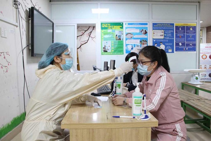 Cán bộ, nhân viên Bệnh viện Sản Nhi Quảng Ninh khám sàng lọc trước khi tiêm vắc xin phòng Covid-19 liều bổ sung.