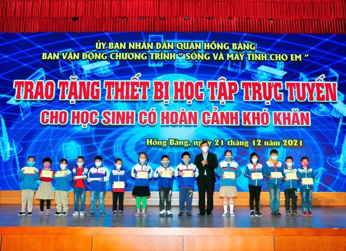 101 học sinh được nhận hỗ trợ thiết bị học trực tuyến (Ảnh: CTV)