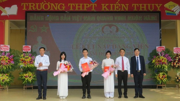 Chi bộ 1 - Đảng bộ Trường Trung học phổ thông Kiến Thụy tiến hành kết nạp Đảng cho 3 học sinh là những cán bộ Đoàn ưu tú, có thành tích học tập giỏi (Ảnh: CTV)