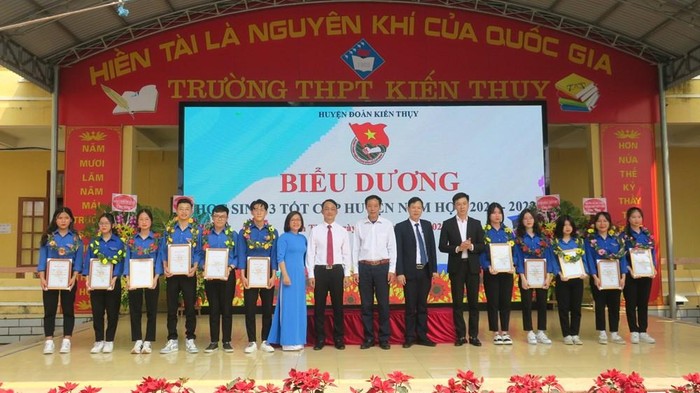 26 em học sinh được biểu dương danh hiệu “Học sinh 3 tốt” (Ảnh: CTV)