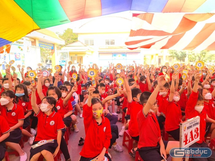 Học sinh nhà trường tìm hiểu về truyền thống ngày giỗ Tổ với chủ đề “Hướng về nguồn cội” (Ảnh: Lã Tiến)