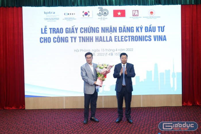 Ông Lê Trung Kiên, Trưởng ban Ban Quản lý Khu kinh tế Hải Phòng trao Giấy chứng nhận đăng ký đầu tư cho Công ty Trách nhiệm hữu hạn Halla Electronics Vina (Ảnh: Lã Tiến)