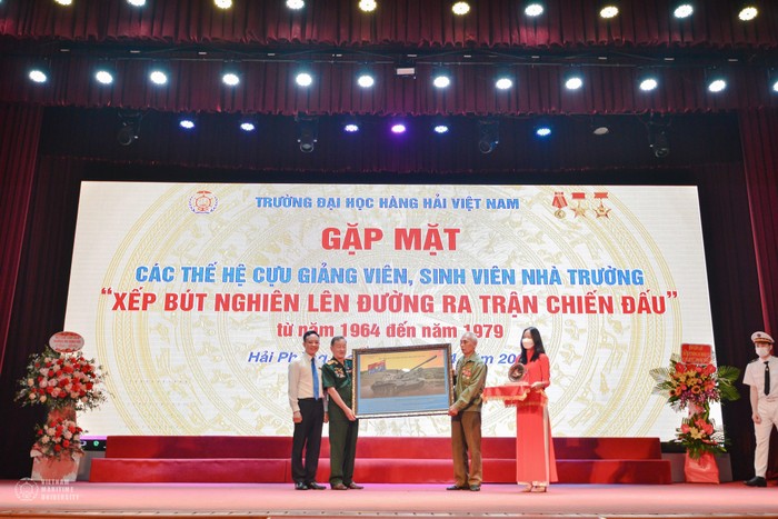 Đại diện cựu chiến binh, cựu sinh viên tặng nhiều phần quà ý nghĩa cho nhà trường (Ảnh: LT)