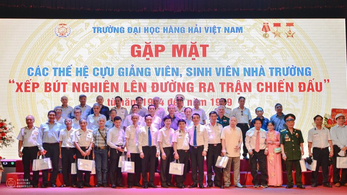 Đại diện lãnh đạo nhà trường trao quà tặng các cựu chiến binh,cựu sinh viên (Ảnh: LT)