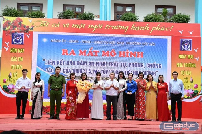 Các thành viên Ban của mô hình “Liên kết bảo đảm an ninh trật tự; phòng, chống tác hại của thuốc lá, ma tuý và bạo lực học đường” (Ảnh: CTV)