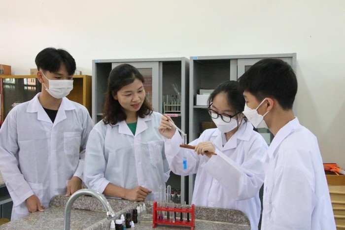 Cô giáo Nguyễn Thị Quỳnh cùng các em học sinh đội tuyển Hoá học trong giờ thực hành thí nghiệm (Ảnh: PD)