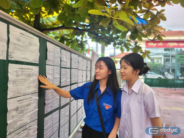 Đội ngũ thanh niên tình nguyện của Trường Trung học phổ thông Kiến An hướng dẫn học sinh tìm các phòng nhập học (Ảnh: Lã Tiến)