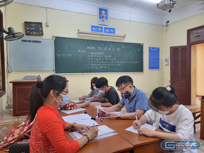 Học sinh điền thông tin vào phiếu đăng ký nhập học tại Trường Trung học phổ thông Kiến An (Ảnh: Lã Tiến)