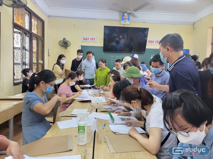 Phụ huynh học sinh đến làm thủ tục nhập học tại Trường Trung học phổ thông Đồng Hoà (Ảnh: Lã Tiến)